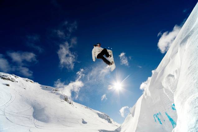 Snowboard na Nova Zelândia. A temporada de esqui e snowboard no país vai de junho ao final de outubro Snowboard na Nova Zelândia. A temporada de esqui e snowboard no país vai de junho ao final de outubro