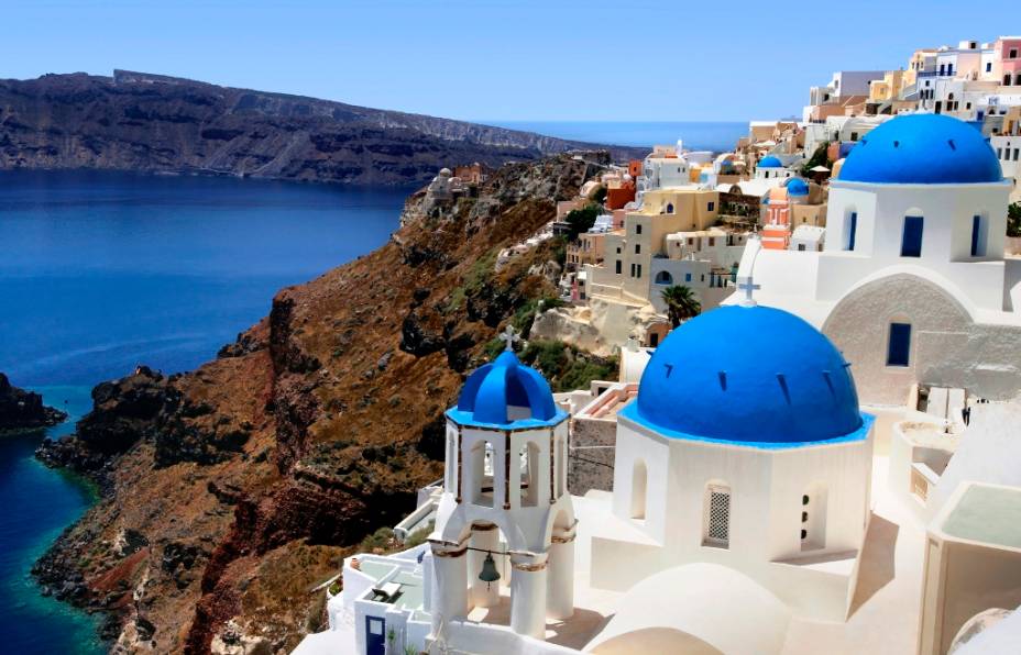 <strong><a href="https://viajeaqui.abril.com.br/cidades/grecia-santorini" rel="Santorini" target="_blank">Santorini</a>, Grécia</strong> Não bastasse o irremediável ar mediterrâneo, boa parte das vilas desta ilha grega encastela-se dramaticamente sobre um penhasco debruçado sobre o mar. O azul das águas e o branco das casas caiadas são um feliz contraste para festins regados a ouzo e saladas de polvo untados do melhor azeite helênico. <a href="https://viajeaqui.abril.com.br/cidades/grecia-santorini" rel="Santorini " target="_blank">Santorini</a> não tem praias como <a href="https://viajeaqui.abril.com.br/cidades/grecia-mykonos" rel="Mykonos" target="_blank">Mykonos</a>, nem é a casa de Afrodite, mas é a nossa dica grega para casais apaixonados. E nem deu espaço para falar do pôr do sol... <strong><a href="https://viajeaqui.abril.com.br/cidades/grecia-santorini" rel="Santorini" target="_blank">Santorini</a>, Grécia</strong> Não bastasse o irremediável ar mediterrâneo, boa parte das vilas desta ilha grega encastela-se dramaticamente sobre um penhasco debruçado sobre o mar. O azul das águas e o branco das casas caiadas são um feliz contraste para festins regados a ouzo e saladas de polvo untados do melhor azeite helênico. <a href="https://viajeaqui.abril.com.br/cidades/grecia-santorini" rel="Santorini " target="_blank">Santorini</a> não tem praias como <a href="https://viajeaqui.abril.com.br/cidades/grecia-mykonos" rel="Mykonos" target="_blank">Mykonos</a>, nem é a casa de Afrodite, mas é a nossa dica grega para casais apaixonados. E nem deu espaço para falar do pôr do sol...
