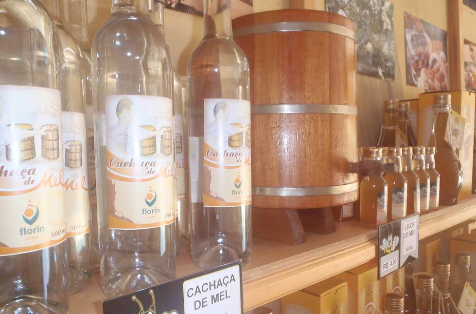 O cenário montanhoso e os produtos orgânicos são grande atrativos de Pedra Azul. A cachaça não ficou de fora e pode ser encontrada na <a href="https://viajeaqui.abril.com.br/estabelecimentos/br-es-pedra-azul-atracao-monarca" target="_blank">Monarca</a> (cachaças artesanais), e no<a href="https://viajeaqui.abril.com.br/estabelecimentos/br-es-pedra-azul-atracao-apiario-florin" target="_blank"> Apiario Florin </a>(foto), que apesar de ser um apiário produz cachaças, também artesanais.