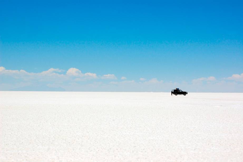 O Salar de Uyuni, o maior mar de sal do mundo, é uma das grandes maravilhas da natureza da Bolívia. Com mais de 10 mil quilômetros quadrados e localizado a cerca de 3500 metros de altitude, é um importante pólo turístico para região, assim como fonte de minerais como lítio, magnésio, potássio e sódio, muito sódio O Salar de Uyuni, o maior mar de sal do mundo, é uma das grandes maravilhas da natureza da Bolívia. Com mais de 10 mil quilômetros quadrados e localizado a cerca de 3500 metros de altitude, é um importante pólo turístico para região, assim como fonte de minerais como lítio, magnésio, potássio e sódio, muito sódio