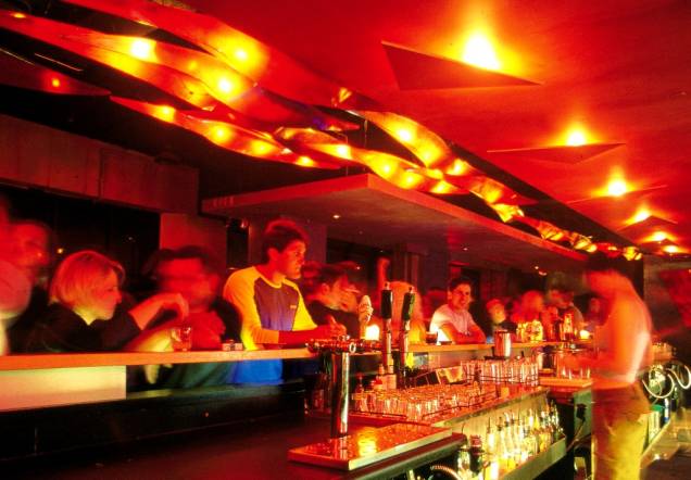 Melbourne tem uma alta concentração de pubs e bares bacanas para sua animada população. O agito noturno começa aqui para depois cair na balada Melbourne tem uma alta concentração de pubs e bares bacanas para sua animada população. O agito noturno começa aqui para depois cair na balada