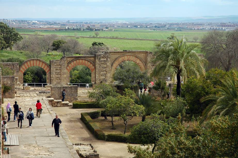 Jaspe, ouro, mármore e outros materiais deram vida aos salões, banhos, mesquitas, pátios e jardins da Medina Azahara, que foi pesadamente saqueada a partir do século 11