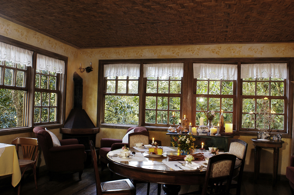 Restaurante da pousada Quinta Dy Engenho, toda decorada com móveis e objetos trazidos de fazendas coloniais mineiras