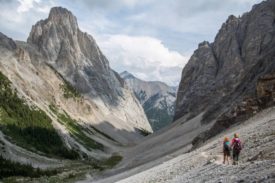 <strong>Passagem Cory</strong> Uma trilha de subida extenuante bastante difícil passa pela Passagem Cory (da foto). Ao invés de voltar pelo mesmo caminho da ida, quem ainda estiver com energia pode continuar a caminhada pela Passagem Edith. Também dá para descer pelo Vale Gargoyle antes e voltar ao ponto de partida na Estrada do Vale Bow – e ver mais belezas no caminho <strong>Passagem Cory</strong> Uma trilha de subida extenuante bastante difícil passa pela Passagem Cory (da foto). Ao invés de voltar pelo mesmo caminho da ida, quem ainda estiver com energia pode continuar a caminhada pela Passagem Edith. Também dá para descer pelo Vale Gargoyle antes e voltar ao ponto de partida na Estrada do Vale Bow – e ver mais belezas no caminho