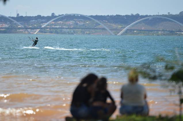 <a href="https://viajeaqui.abril.com.br/estabelecimentos/br-df-brasilia-atracao-de-lancha-pelo-lago-paranoa" rel="11. Lago Paranoá "><strong>11. Lago Paranoá </strong></a>Com 80km de perímetro e 40km² de área, o lago artificial foi construído com o objetivo principal de gerar energia hidroelétrica para Brasília. Hoje, sua função principal é ajudar a aliviar o calor e a secura da cidade e região, além de ser usado por muitos habitantes para a prática de esportes náuticos, como caiaque, stand-up-paddle, entre outros. Também é possível andar de lancha por hora ou por dia. É possível nadar na área mais profunda do lago <a href="https://viajeaqui.abril.com.br/estabelecimentos/br-df-brasilia-atracao-de-lancha-pelo-lago-paranoa" rel="11. Lago Paranoá "><strong>11. Lago Paranoá </strong></a>Com 80km de perímetro e 40km² de área, o lago artificial foi construído com o objetivo principal de gerar energia hidroelétrica para Brasília. Hoje, sua função principal é ajudar a aliviar o calor e a secura da cidade e região, além de ser usado por muitos habitantes para a prática de esportes náuticos, como caiaque, stand-up-paddle, entre outros. Também é possível andar de lancha por hora ou por dia. É possível nadar na área mais profunda do lago