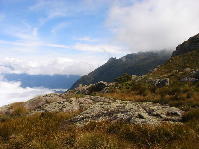 O caminho pelas estradas de terra do sul de Minas até o interior do <a href="https://viajeaqui.abril.com.br/estados/br-rio-de-janeiro" target="_blank">Rio de Janeiro</a> passando por <a href="https://viajeaqui.abril.com.br/cidades/br-sp-campos-do-jordao" target="_blank">Campos do Jordão</a> em São Paulo percorre uma parte da imponente Serra da Mantiqueira. O caminho é cheio de altos e baixos e pode ser percorrido em 8 a 10 dias de viagem, dependendo das condições físicas dos cicloturistas (e da pressa). Cidadezinhas pequenas, cachoeiras, o <a href="https://viajeaqui.abril.com.br/vt/blogs/demoniodagaroa/everest-paulista-descubra-o-pico-dos-marins-em-piquete/" target="_blank">Pico dos Maris</a> e o impressionante <a href="https://viajeaqui.abril.com.br/estabelecimentos/br-rj-itatiaia-atracao-parque-nacional-do-itatiaia" target="_blank">Parque Nacional do Itatiaia</a> são algumas das belezas do caminho, que termina nas cachoeiras de Mauá