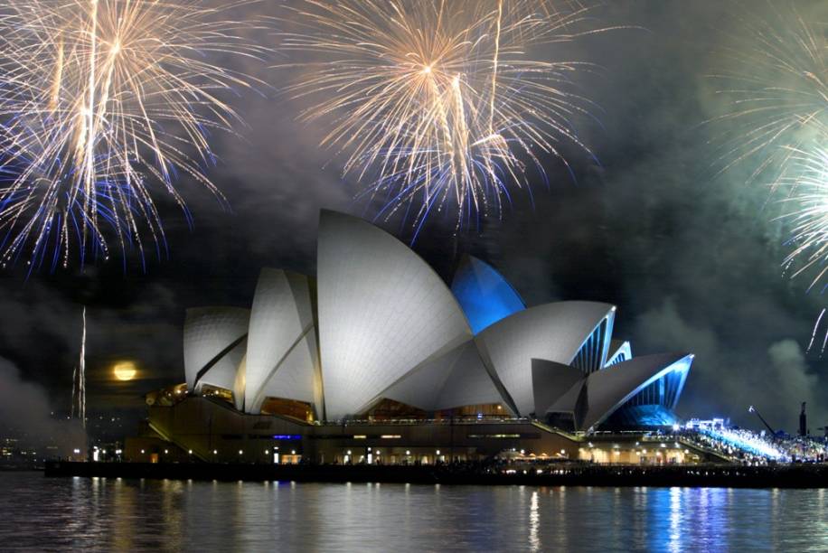 Projetado pelo dinamarquês Jorn Utzon, a Opera House é o edifício mais icônico da Austrália. A festa de réveillon de Sydney é uma das mais concorridas do planeta, com a bela baía servindo de pano de fundo para o animado show de fogos Projetado pelo dinamarquês Jorn Utzon, a Opera House é o edifício mais icônico da Austrália. A festa de réveillon de Sydney é uma das mais concorridas do planeta, com a bela baía servindo de pano de fundo para o animado show de fogos