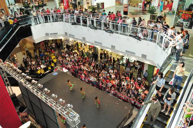 Uma multidão se aglomera no <strong>Shopping Mueller</strong> para acompanhar a apresentação de dança do<strong> Palco Aberto </strong>durante o <strong>Festival de Dança de Joinville</strong>, em Santa Catarina Uma multidão se aglomera no <strong>Shopping Mueller</strong> para acompanhar a apresentação de dança do<strong> Palco Aberto </strong>durante o <strong>Festival de Dança de Joinville</strong>, em Santa Catarina