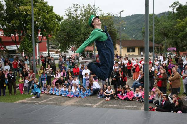 O <strong>Festival de Dança de Joinville</strong> vai além do Centreventos e conta com mais de 15 palcos distribuídos pela cidade – como praças, shoppings e até mesmo hospitais. Os grupos se apresentam gratuitamente para a população. O <strong>Palco Aberto</strong> na edição de 2012 será de 19 a 28 de julho O <strong>Festival de Dança de Joinville</strong> vai além do Centreventos e conta com mais de 15 palcos distribuídos pela cidade – como praças, shoppings e até mesmo hospitais. Os grupos se apresentam gratuitamente para a população. O <strong>Palco Aberto</strong> na edição de 2012 será de 19 a 28 de julho
