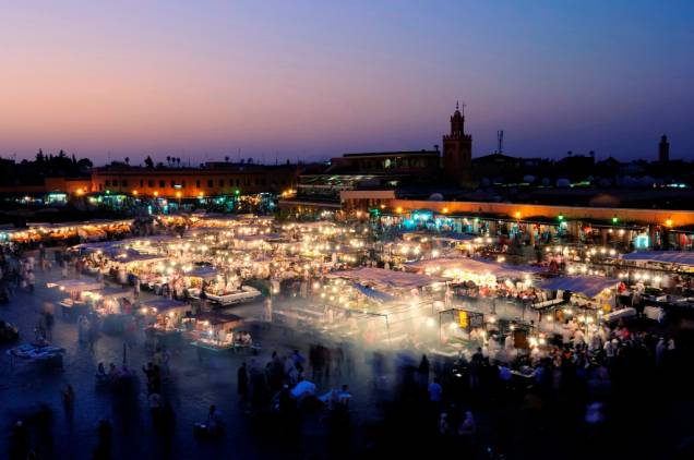 <strong>Djemaa el Fna –</strong><a href="https://viajeaqui.abril.com.br/cidades/marrocos-marrakesh" target="_blank" rel="noopener"><strong> Marrakesh</strong></a><strong> – <a href="https://preprod.viagemeturismo.abril.com.br/paises/marrocos-2/" target="_blank" rel="noopener">Marrocos</a></strong> É onde tudo acontece em Marrakesh! Localizada no centro velho, a praça abriga barraquinhas de comida nos cantos e por ali transitam turistas e locais. Passantes misturam-se com encantadores de serpente, músicos, acrobatas, contadores de histórias, mágicos – separe uns trocados: você se aproxima e eles pedem uma gorjeta – e também curandeiros de medicina tradicional marroquina. Desde 2000 é fechada para veículos, mas antes a balbúrdia era ainda maior com a movimentação de uma estação de ônibus lá dentro <a href="https://www.booking.com/searchresults.pt-br.html?aid=332455&sid=d98f25c4d6d5f89238aebe98e11a09ba&sb=1&src=searchresults&src_elem=sb&error_url=https%3A%2F%2Fwww.booking.com%2Fsearchresults.pt-br.html%3Faid%3D332455%3Bsid%3Dd98f25c4d6d5f89238aebe98e11a09ba%3Btmpl%3Dsearchresults%3Bac_click_type%3Db%3Bac_position%3D0%3Bcity%3D-2960561%3Bclass_interval%3D1%3Bdest_id%3D-1456928%3Bdest_type%3Dcity%3Bdtdisc%3D0%3Bfrom_sf%3D1%3Bgroup_adults%3D2%3Bgroup_children%3D0%3Biata%3DPAR%3Binac%3D0%3Bindex_postcard%3D0%3Blabel_click%3Dundef%3Bno_rooms%3D1%3Boffset%3D0%3Bpostcard%3D0%3Braw_dest_type%3Dcity%3Broom1%3DA%252CA%3Bsb_price_type%3Dtotal%3Bsearch_selected%3D1%3Bshw_aparth%3D1%3Bslp_r_match%3D0%3Bsrc%3Dsearchresults%3Bsrc_elem%3Dsb%3Bsrpvid%3D91dc7aa67a550025%3Bss%3DParis%252C%2520%25C3%258Ele-de-France%252C%2520Fran%25C3%25A7a%3Bss_all%3D0%3Bss_raw%3Dparis%3Bssb%3Dempty%3Bsshis%3D0%3Bssne%3DMoscou%3Bssne_untouched%3DMoscou%26%3B&ss=Marrakech%2C+Marrakech-Safi%2C+Morocco&is_ski_area=&ssne=Paris&ssne_untouched=Paris&city=-1456928&checkin_year=&checkin_month=&checkout_year=&checkout_month=&group_adults=2&group_children=0&no_rooms=1&from_sf=1&ss_raw=marrakesh&ac_position=0&ac_langcode=en&ac_click_type=b&dest_id=-38833&dest_type=city&iata=RAK&place_id_lat=31.62821&place_id_lon=-8.000632&search_pageview_id=91dc7aa67a550025&search_selected=true&search_pageview_id=91dc7aa67a550025&ac_suggestion_list_length=5&ac_suggestion_theme_list_length=0" target="_blank" rel="noopener"><em>Busque hospedagem em Marrakesh</em></a> <strong>Djemaa el Fna –</strong><a href="https://viajeaqui.abril.com.br/cidades/marrocos-marrakesh" target="_blank" rel="noopener"><strong> Marrakesh</strong></a><strong> – <a href="https://preprod.viagemeturismo.abril.com.br/paises/marrocos-2/" target="_blank" rel="noopener">Marrocos</a></strong> É onde tudo acontece em Marrakesh! Localizada no centro velho, a praça abriga barraquinhas de comida nos cantos e por ali transitam turistas e locais. Passantes misturam-se com encantadores de serpente, músicos, acrobatas, contadores de histórias, mágicos – separe uns trocados: você se aproxima e eles pedem uma gorjeta – e também curandeiros de medicina tradicional marroquina. Desde 2000 é fechada para veículos, mas antes a balbúrdia era ainda maior com a movimentação de uma estação de ônibus lá dentro <a href="https://www.booking.com/searchresults.pt-br.html?aid=332455&sid=d98f25c4d6d5f89238aebe98e11a09ba&sb=1&src=searchresults&src_elem=sb&error_url=https%3A%2F%2Fwww.booking.com%2Fsearchresults.pt-br.html%3Faid%3D332455%3Bsid%3Dd98f25c4d6d5f89238aebe98e11a09ba%3Btmpl%3Dsearchresults%3Bac_click_type%3Db%3Bac_position%3D0%3Bcity%3D-2960561%3Bclass_interval%3D1%3Bdest_id%3D-1456928%3Bdest_type%3Dcity%3Bdtdisc%3D0%3Bfrom_sf%3D1%3Bgroup_adults%3D2%3Bgroup_children%3D0%3Biata%3DPAR%3Binac%3D0%3Bindex_postcard%3D0%3Blabel_click%3Dundef%3Bno_rooms%3D1%3Boffset%3D0%3Bpostcard%3D0%3Braw_dest_type%3Dcity%3Broom1%3DA%252CA%3Bsb_price_type%3Dtotal%3Bsearch_selected%3D1%3Bshw_aparth%3D1%3Bslp_r_match%3D0%3Bsrc%3Dsearchresults%3Bsrc_elem%3Dsb%3Bsrpvid%3D91dc7aa67a550025%3Bss%3DParis%252C%2520%25C3%258Ele-de-France%252C%2520Fran%25C3%25A7a%3Bss_all%3D0%3Bss_raw%3Dparis%3Bssb%3Dempty%3Bsshis%3D0%3Bssne%3DMoscou%3Bssne_untouched%3DMoscou%26%3B&ss=Marrakech%2C+Marrakech-Safi%2C+Morocco&is_ski_area=&ssne=Paris&ssne_untouched=Paris&city=-1456928&checkin_year=&checkin_month=&checkout_year=&checkout_month=&group_adults=2&group_children=0&no_rooms=1&from_sf=1&ss_raw=marrakesh&ac_position=0&ac_langcode=en&ac_click_type=b&dest_id=-38833&dest_type=city&iata=RAK&place_id_lat=31.62821&place_id_lon=-8.000632&search_pageview_id=91dc7aa67a550025&search_selected=true&search_pageview_id=91dc7aa67a550025&ac_suggestion_list_length=5&ac_suggestion_theme_list_length=0" target="_blank" rel="noopener"><em>Busque hospedagem em Marrakesh</em></a>