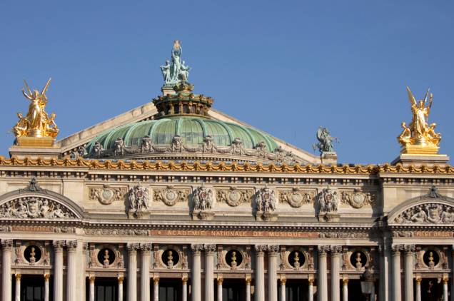 A Ópera Garnier foi projetada, em 1860, pelo arquiteto Charles Garnier para homenagear a França então comandada por Napoleão III A Ópera Garnier foi projetada, em 1860, pelo arquiteto Charles Garnier para homenagear a França então comandada por Napoleão III
