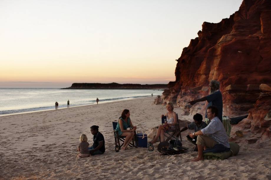 Por séculos oprimidos pela política colonial britânica, os povos aborígenes vêm pouco a pouco garantindo seus direitos sociais e econômicos. O resort Kooljaman, junto às praias do Cabo Laveque, na Austrália Ocidental, é administrado pelo povo Bardi e oferece diversas atividades ligadas à preservação ambiental e do legado cultural dessa sociedade