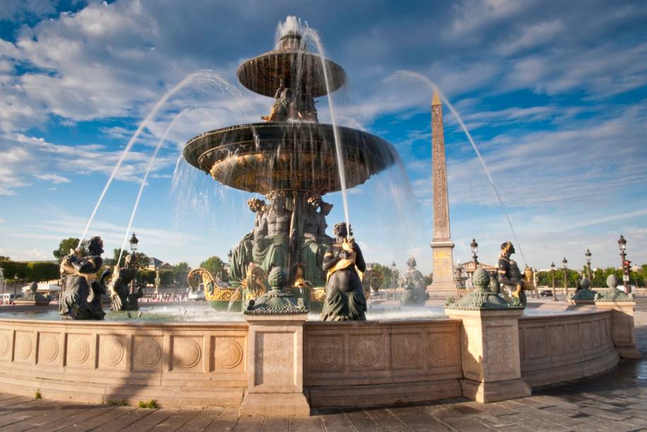 Fonte na Place de la Concorde, com o obelisco egípcio ao fundo