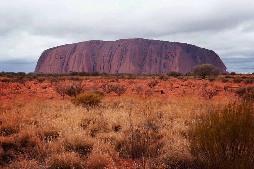 <strong>Barreira de Corais - com Ayers Rock</strong>    Com dez noites, este roteiro em hotéis upscale tem cinco delas em <a href="https://viajeaqui.abril.com.br/cidades/australia-sydney" rel="Sydney," target="_blank"><strong>Sydney,</strong></a> três em <a href="https://viajeaqui.abril.com.br/cidades/australia-cairns" rel="Cairns" target="_blank"><strong>Cairns</strong></a> (com passeio pela <strong>Grande Barreira</strong> e visita a uma criação de crocodilos) e duas na região de <strong>Ayers Rock</strong>, a maior estrutura geológica do planeta composta de uma única rocha. Inclui somente os voos domésticos.    <strong>QUANDO:</strong> Em junho    <strong>QUEM LEVA</strong>: A <a href="https://fuiviagens.com.br" rel="Fui Viagens" target="_blank"><strong>Fui Viagens</strong></a> (11/3257-5345)    <strong>QUANTO:</strong> US$ 5 592 (sem aéreo)