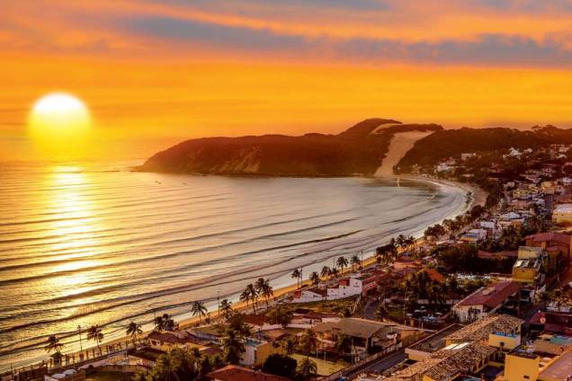 <strong><a href="https://viajeaqui.abril.com.br/estabelecimentos/br-rn-natal-atracao-praia-ponta-negra" target="_self">Praia Ponta Negra</a>, <a href="https://viajeaqui.abril.com.br/cidades/br-rn-natal" target="_self">Natal</a></strong> Essa é a melhor e mais famosa praia urbana da capital potiguar, onde o movimento é intenso dia e noite. Durante o dia, vale curtir o sol junto com a família. Ao entardecer, caminhe pela orla até, finalmente, terminar o dia em um dos bares e restaurantes que contornam a faixa de areia <em><a href="https://www.booking.com/city/br/natal.pt-br.html?aid=332455&label=viagemabril-praias-do-rio-grande-do-norte" target="_blank" rel="noopener">Veja preços de hotéis em Natal no Booking.com</a></em> <strong><a href="https://viajeaqui.abril.com.br/estabelecimentos/br-rn-natal-atracao-praia-ponta-negra" target="_self">Praia Ponta Negra</a>, <a href="https://viajeaqui.abril.com.br/cidades/br-rn-natal" target="_self">Natal</a></strong> Essa é a melhor e mais famosa praia urbana da capital potiguar, onde o movimento é intenso dia e noite. Durante o dia, vale curtir o sol junto com a família. Ao entardecer, caminhe pela orla até, finalmente, terminar o dia em um dos bares e restaurantes que contornam a faixa de areia <em><a href="https://www.booking.com/city/br/natal.pt-br.html?aid=332455&label=viagemabril-praias-do-rio-grande-do-norte" target="_blank" rel="noopener">Veja preços de hotéis em Natal no Booking.com</a></em>