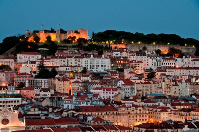 Vista do bairro de Alfama, com o Castelo São Jorge no alto da colina Vista do bairro de Alfama, com o Castelo São Jorge no alto da colina