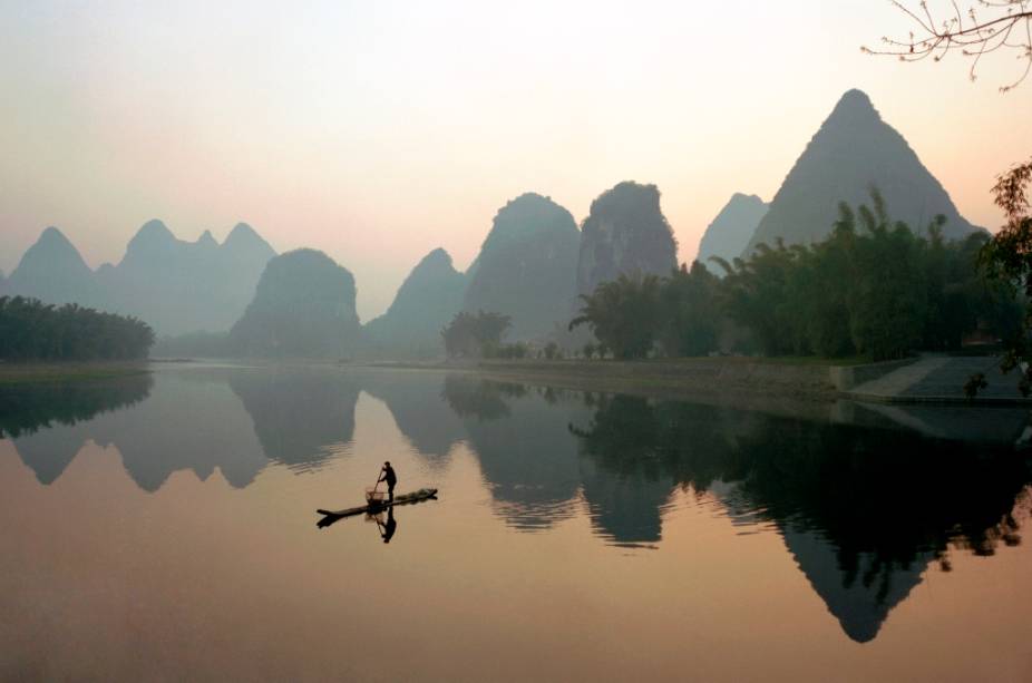 As belíssimas paisagens na região de Yangshuo, sul da China, foram, e ainda são, fontes de inspiraçãoes para gerações de artistas, pintores e poetas. As montanhas de karst sofreram uma forte erosão de rios e ventos formando suas características formas As belíssimas paisagens na região de Yangshuo, sul da China, foram, e ainda são, fontes de inspiraçãoes para gerações de artistas, pintores e poetas. As montanhas de karst sofreram uma forte erosão de rios e ventos formando suas características formas