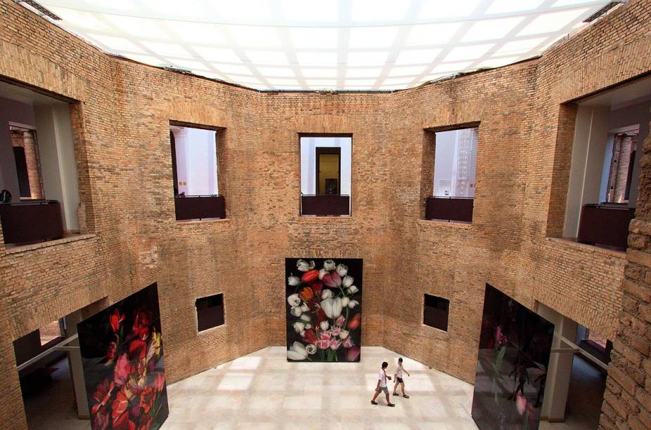 <strong>5. <a href="https://viajeaqui.abril.com.br/estabelecimentos/br-sp-sao-paulo-atracao-pinacoteca-do-estado" rel="Pinacoteca do Estado" target="_blank">Pinacoteca do Estado</a></strong> Por ter uma cobertura transparente, o interior do museu recebe bastante luz natural e por isso é um dos mais agradáveis da cidade. Durante a visita, não deixe de ver as preciosidades do acervo: <em>Tropical</em>, de Anita Malfatti, <em>Caipira Picando Fumo</em>, de Almeida Júnior, e <em>Mestiço</em>, de Candido Portinari. <a href="https://viajeaqui.abril.com.br/estabelecimentos/br-sp-sao-paulo-atracao-pinacoteca-do-estado/mapa" rel="Veja o mapa" target="_blank">Veja o mapa</a> <strong>5. <a href="https://viajeaqui.abril.com.br/estabelecimentos/br-sp-sao-paulo-atracao-pinacoteca-do-estado" rel="Pinacoteca do Estado" target="_blank">Pinacoteca do Estado</a></strong> Por ter uma cobertura transparente, o interior do museu recebe bastante luz natural e por isso é um dos mais agradáveis da cidade. Durante a visita, não deixe de ver as preciosidades do acervo: <em>Tropical</em>, de Anita Malfatti, <em>Caipira Picando Fumo</em>, de Almeida Júnior, e <em>Mestiço</em>, de Candido Portinari. <a href="https://viajeaqui.abril.com.br/estabelecimentos/br-sp-sao-paulo-atracao-pinacoteca-do-estado/mapa" rel="Veja o mapa" target="_blank">Veja o mapa</a>