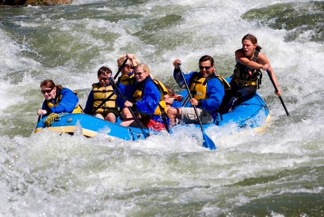 <strong>Rafting</strong> Esporte coletivo por excelência, a descida de corredeiras rápidas em botes de borracha é uma atividade para toda a família. O Brasil está repleto de bons rios para a prática do esporte, como o <a href="https://viajeaqui.abril.com.br/estabelecimentos/br-rj-tres-rios-atracao-rafting-no-rio-paraibuna" rel="Paraibuna" target="_blank">Paraibuna</a> (Três Rios, RJ), o Macaé (Casimiro de Abreu, RJ) e <a href="https://viajeaqui.abril.com.br/estabelecimentos/br-sp-juquitiba-atracao-rafting-no-rio-juquia" rel="Juquiá " target="_blank">Juquiá </a>(Juquitiba, SP). Igualmente radiciais são os programas em <a href="https://viajeaqui.abril.com.br/cidades/br-sp-brotas" rel="Brotas" target="_blank">Brotas</a>, <a href="https://viajeaqui.abril.com.br/cidades/br-sp-socorro" rel="Socorro" target="_blank">Socorro</a>, <a href="https://viajeaqui.abril.com.br/estabelecimentos/br-ms-costa-rica-atracao-parque-natural-municipal-salto-do-sucuriu" rel="Salto do Sucuriú " target="_blank">Salto do Sucuriú </a>(MS) e <a href="https://viajeaqui.abril.com.br/estabelecimentos/br-sp-sao-luiz-do-paraitinga-atracao-rafting-no-rio-paraibuna" rel="São Luiz do Paraitinga " target="_blank">São Luiz do Paraitinga </a>(SP). Se a descida do <a href="https://viajeaqui.abril.com.br/estabelecimentos/br-pr-tibagi-atracao-rafting-no-rio-tibagi" rel="rio Tibagi " target="_blank">rio Tibagi </a>(PR) também é digna de nota, o do <a href="https://viajeaqui.abril.com.br/estabelecimentos/br-sc-apiuna-atracao-rafting-no-rio-itajaiacu" rel="Itajaí-Açú" target="_blank">Itajaí-Açú</a>, em Apiúna, Santa Catarina, é o melhor do país segundo o GUIA QUATRO RODAS. Fora do país, alguns dos percursos mais disputados estão em países vizinhos, como Peru e Chile, além dos Estados Unidos, no rio Colorado. Em águas mais calmas (e fora da estação das chuvas), crianças também podem passear com segurança e, nos trechos mais calmos, até ajudar nas remadas <strong>Rafting</strong> Esporte coletivo por excelência, a descida de corredeiras rápidas em botes de borracha é uma atividade para toda a família. O Brasil está repleto de bons rios para a prática do esporte, como o <a href="https://viajeaqui.abril.com.br/estabelecimentos/br-rj-tres-rios-atracao-rafting-no-rio-paraibuna" rel="Paraibuna" target="_blank">Paraibuna</a> (Três Rios, RJ), o Macaé (Casimiro de Abreu, RJ) e <a href="https://viajeaqui.abril.com.br/estabelecimentos/br-sp-juquitiba-atracao-rafting-no-rio-juquia" rel="Juquiá " target="_blank">Juquiá </a>(Juquitiba, SP). Igualmente radiciais são os programas em <a href="https://viajeaqui.abril.com.br/cidades/br-sp-brotas" rel="Brotas" target="_blank">Brotas</a>, <a href="https://viajeaqui.abril.com.br/cidades/br-sp-socorro" rel="Socorro" target="_blank">Socorro</a>, <a href="https://viajeaqui.abril.com.br/estabelecimentos/br-ms-costa-rica-atracao-parque-natural-municipal-salto-do-sucuriu" rel="Salto do Sucuriú " target="_blank">Salto do Sucuriú </a>(MS) e <a href="https://viajeaqui.abril.com.br/estabelecimentos/br-sp-sao-luiz-do-paraitinga-atracao-rafting-no-rio-paraibuna" rel="São Luiz do Paraitinga " target="_blank">São Luiz do Paraitinga </a>(SP). Se a descida do <a href="https://viajeaqui.abril.com.br/estabelecimentos/br-pr-tibagi-atracao-rafting-no-rio-tibagi" rel="rio Tibagi " target="_blank">rio Tibagi </a>(PR) também é digna de nota, o do <a href="https://viajeaqui.abril.com.br/estabelecimentos/br-sc-apiuna-atracao-rafting-no-rio-itajaiacu" rel="Itajaí-Açú" target="_blank">Itajaí-Açú</a>, em Apiúna, Santa Catarina, é o melhor do país segundo o GUIA QUATRO RODAS. Fora do país, alguns dos percursos mais disputados estão em países vizinhos, como Peru e Chile, além dos Estados Unidos, no rio Colorado. Em águas mais calmas (e fora da estação das chuvas), crianças também podem passear com segurança e, nos trechos mais calmos, até ajudar nas remadas