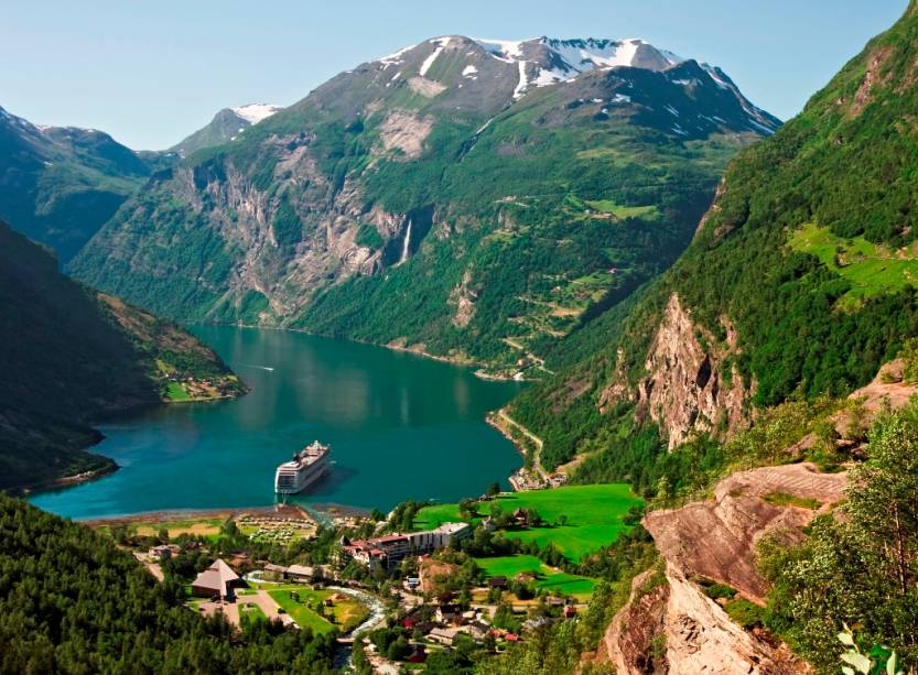 Patrimônio da Unesco desde 2005, a tranquila vila de Geiranger tem se tornado destino comum de cruzeiros, não só por causa dos fiordes monumentais, como também pela pitoresca cachoeira das Sete Irmãs (ao fundo, na foto), que faz do lugar um destino de cenário único