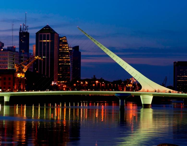 2.º lugar: <a href="https://viajeaqui.abril.com.br/cidades/ar-buenos-aires" rel="Buenos Aires" target="_blank"><strong>Buenos Aires</strong></a>, <strong>Argentina</strong><br />  A Puente de la Mujer, obra do consagrado arquiteto espanhol Santiago Calatrava, no renovado cais de Puerto Madero, na capital argentina: sempre vale a pena conferir os restaurantes, shoppings, livrarias e vida noturna de uma das cidades favoritas dos turistas brasileiros.