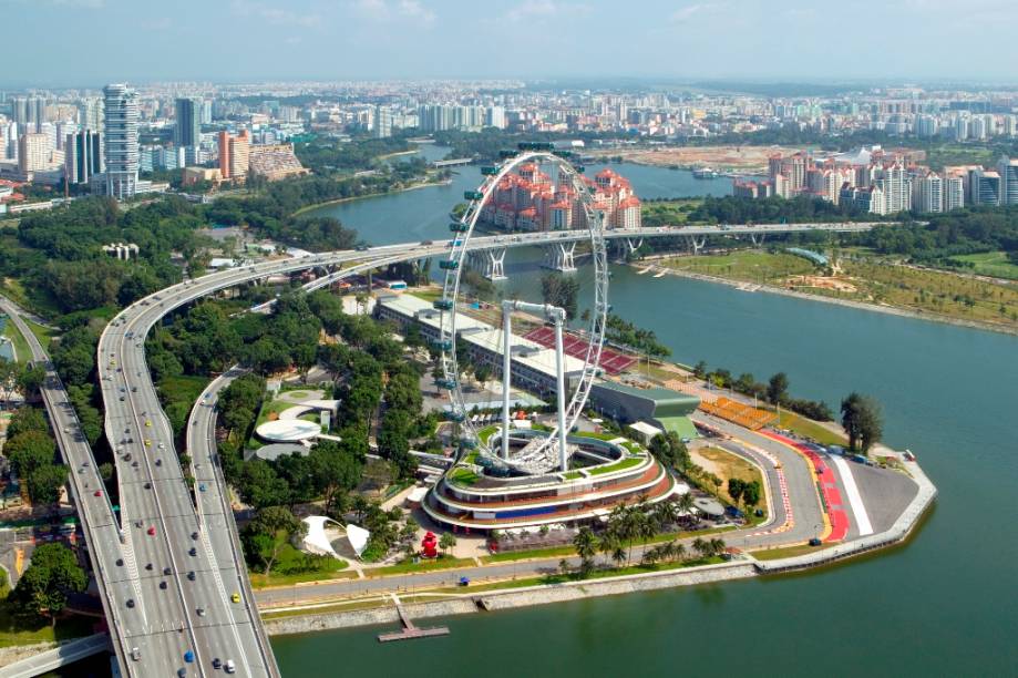 O Singapore Flyer, de 165 metros de altura, é a mais alta roda-gigante do mundo