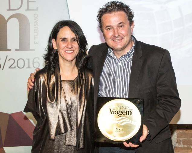 O diretor de marketing da CVC, Marcelo Oste, recebe de Angélica Santa Cruz o prêmio de melhor operadora O diretor de marketing da CVC, Marcelo Oste, recebe de Angélica Santa Cruz o prêmio de melhor operadora