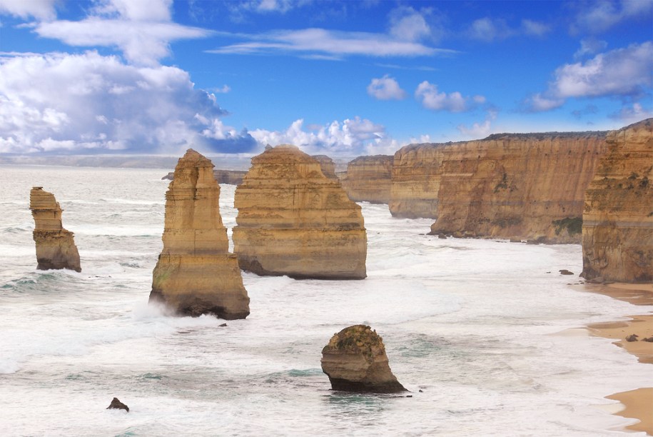 Os Doze Apóstolos, às margens do Great Ocean Road, sofre incessante ação erosiva do oceano 