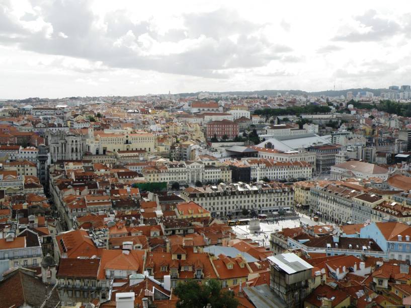 O Elevador de Santa Justa leva a um terraço de onde se tem uma vista panorâmica do Bairro Alto e Chiado