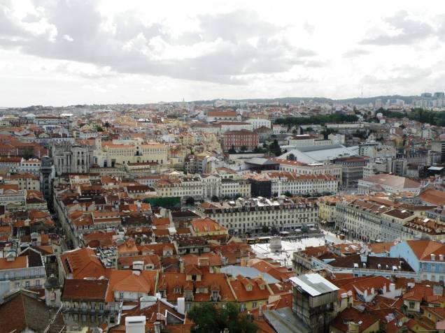 O Elevador de Santa Justa leva a um terraço de onde se tem uma vista panorâmica do Bairro Alto e Chiado O Elevador de Santa Justa leva a um terraço de onde se tem uma vista panorâmica do Bairro Alto e Chiado