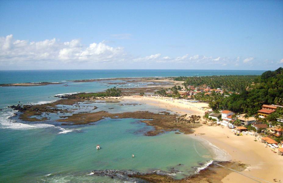 A vila não é mais tão pacata como há vinte anos. Em compensação, o destino oferece uma infraestrutura confortável e as praias se mantêm charmosas. <a href="https://www.booking.com/searchresults.pt-br.html?aid=332455&lang=pt-br&sid=eedbe6de09e709d664615ac6f1b39a5d&sb=1&src=searchresults&src_elem=sb&error_url=https%3A%2F%2Fwww.booking.com%2Fsearchresults.pt-br.html%3Faid%3D332455%3Bsid%3Deedbe6de09e709d664615ac6f1b39a5d%3Bcity%3D-647482%3Bclass_interval%3D1%3Bdest_id%3D-649321%3Bdest_type%3Dcity%3Bdtdisc%3D0%3Bfrom_sf%3D1%3Bgroup_adults%3D2%3Bgroup_children%3D0%3Binac%3D0%3Bindex_postcard%3D0%3Blabel_click%3Dundef%3Bno_rooms%3D1%3Boffset%3D0%3Bpostcard%3D0%3Braw_dest_type%3Dcity%3Broom1%3DA%252CA%3Bsb_price_type%3Dtotal%3Bsearch_selected%3D1%3Bsrc%3Dsearchresults%3Bsrc_elem%3Dsb%3Bss%3DJericoacoara%252C%2520%25E2%2580%258BCear%25C3%25A1%252C%2520%25E2%2580%258BBrasil%3Bss_all%3D0%3Bss_raw%3DJericoacoara%3Bssb%3Dempty%3Bsshis%3D0%3Bssne_untouched%3DItacar%25C3%25A9%26%3B&ss=Morro+de+S%C3%A3o+Paulo%2C+%E2%80%8BBahia%2C+%E2%80%8BBrasil&ssne=Jericoacoara&ssne_untouched=Jericoacoara&city=-649321&checkin_monthday=&checkin_month=&checkin_year=&checkout_monthday=&checkout_month=&checkout_year=&no_rooms=1&group_adults=2&group_children=0&highlighted_hotels=&from_sf=1&ss_raw=Morro+de+S%C3%A3o+Paulo&ac_position=0&ac_langcode=xb&dest_id=900040389&dest_type=city&search_pageview_id=101f70d72059012f&search_selected=true&search_pageview_id=101f70d72059012f&ac_suggestion_list_length=5&ac_suggestion_theme_list_length=0" target="_blank" rel="noopener"><em>Busque hospedagens no Morro de São Paulo</em></a>