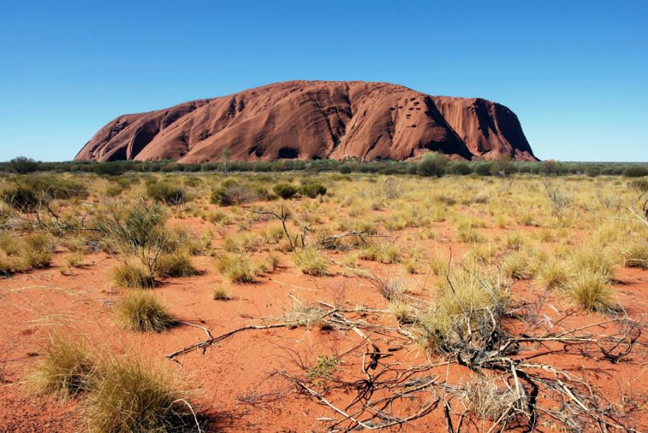 ´Também conhecida como Ayers Rock, a superfície da montanha Uluro, na Austrália, muda de cor conforme a inclinação dos raios solares ou com as diferentes estações do ano. Com altura de 348 metros, a maior parte do enorme rochedo está debaixo do solo ´Também conhecida como Ayers Rock, a superfície da montanha Uluro, na Austrália, muda de cor conforme a inclinação dos raios solares ou com as diferentes estações do ano. Com altura de 348 metros, a maior parte do enorme rochedo está debaixo do solo