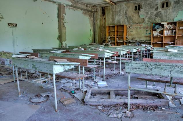 Mesas e cadeiras de uma sala de aula de escola Mesas e cadeiras de uma sala de aula de escola