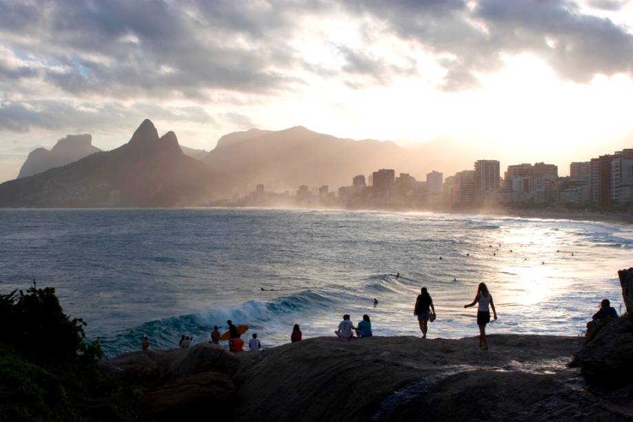 A silhueta da Cidade Maravilhosa no pôr do sol do <strong>Arpoador</strong>.