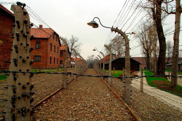 <strong><a href="https://viajeaqui.abril.com.br/cidades/polonia-auschwitz-oswiecim" rel="Auschwitz" target="_blank">Auschwitz</a>, <a href="https://viajeaqui.abril.com.br/paises/polonia" rel="Polônia" target="_blank">Polônia</a></strong> Os campos de concentração de Auschwitz são considerados como o maior símbolo dos horrores do Holocausto. Ao todo, cerca de 1,5 milhão de pessoas foram mortas, entre judeus, ciganos e prisioneiros soviéticos dizimados em câmaras de gás ou em decorrência de doenças, fome, trabalhos forçados, execuções e até experiências científicas desumanas. Para construir o grande complexo, os nazistas destruíram a pequena vila de Birkenau ("floresta de bétulas", em protuguês), erguendo diversos alojamentos que abrigavam prisioneiros capturados de diferentes lugares da Europa. Hoje em dia, o lugar tornou-se um museu e é listado como Patrimônio Cultural da Humanidade pela Unesco. O passeio, apesar de triste, atrai o olhares de turistas curiosos em busca da preservação de objetos pertencentes a homens, mulheres e crianças que passaram pelo local, além de circular pelos seus antigos alojamentos. Por aqui, é possível ver até mesmo mechas de cabelos cortadas de prisioneiros que, posteriormente, seriam executados nas câmaras <strong><a href="https://viajeaqui.abril.com.br/cidades/polonia-auschwitz-oswiecim" rel="Auschwitz" target="_blank">Auschwitz</a>, <a href="https://viajeaqui.abril.com.br/paises/polonia" rel="Polônia" target="_blank">Polônia</a></strong> Os campos de concentração de Auschwitz são considerados como o maior símbolo dos horrores do Holocausto. Ao todo, cerca de 1,5 milhão de pessoas foram mortas, entre judeus, ciganos e prisioneiros soviéticos dizimados em câmaras de gás ou em decorrência de doenças, fome, trabalhos forçados, execuções e até experiências científicas desumanas. Para construir o grande complexo, os nazistas destruíram a pequena vila de Birkenau ("floresta de bétulas", em protuguês), erguendo diversos alojamentos que abrigavam prisioneiros capturados de diferentes lugares da Europa. Hoje em dia, o lugar tornou-se um museu e é listado como Patrimônio Cultural da Humanidade pela Unesco. O passeio, apesar de triste, atrai o olhares de turistas curiosos em busca da preservação de objetos pertencentes a homens, mulheres e crianças que passaram pelo local, além de circular pelos seus antigos alojamentos. Por aqui, é possível ver até mesmo mechas de cabelos cortadas de prisioneiros que, posteriormente, seriam executados nas câmaras