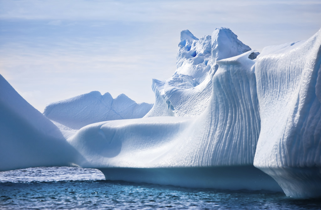 Icebergs com tons variados de azul podem ser vistos às centenas na Antártida Icebergs com tons variados de azul podem ser vistos às centenas na Antártida