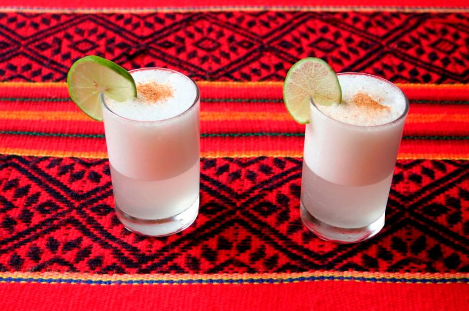 <strong>Pisco </strong><strong>–</strong><strong> <a href="https://viajeaqui.abril.com.br/paises/chile" rel="Chile " target="_blank">Chile</a> e <a href="https://viajeaqui.abril.com.br/paises/peru" rel="Peru" target="_blank">Peru</a></strong><br />  No século 19, os dois países se engalfinharam no que ficou conhecida como a Guerra do Pacifico. Décadas depois de assinada a paz, eles agora disputam a paternidade do pisco. Difícil saber a verdade, se é que existe uma. Este destilado do mosto do vinho é apreciado puro ou em drinks como o clássico <strong>pisco sour </strong>e pode ser encontrado facilmente em empórios, restaurantes ou adegas dos dois países.<br />  <strong>Teor alcoólico médio</strong><strong>:</strong> 30 a 40%