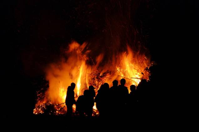 No Hemisfério Norte, antigas celebrações rememoram o solstício de verão. Nestas ocasiões, fogueiras são acendidas e cânticos são entoados No Hemisfério Norte, antigas celebrações rememoram o solstício de verão. Nestas ocasiões, fogueiras são acendidas e cânticos são entoados