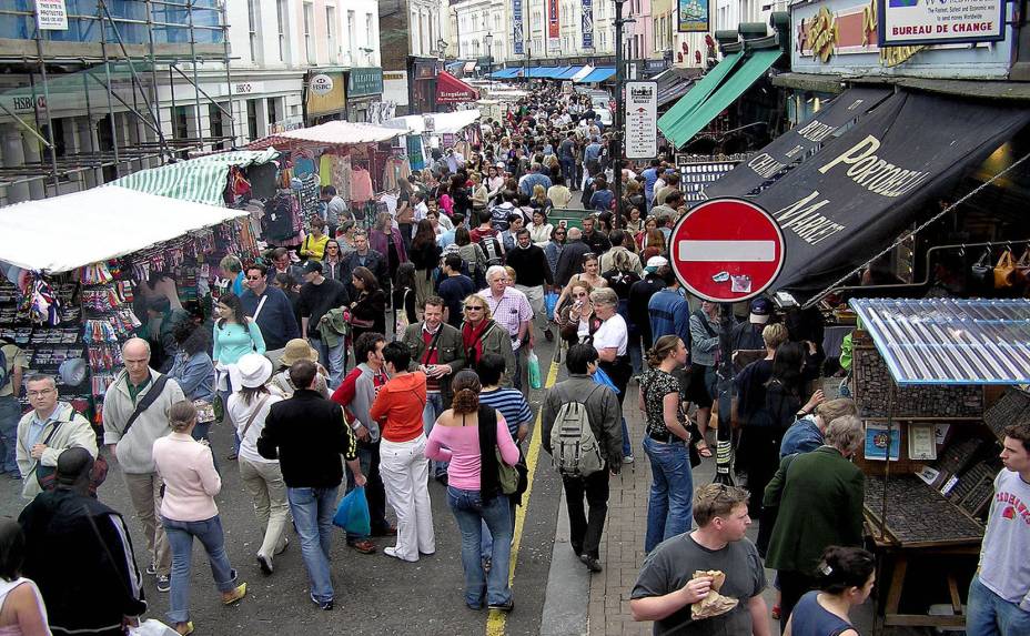 <strong>6. <a href="https://www.portobelloroad.co.uk/" rel="Feira de Portobello Road" target="_blank">Feira de Portobello Road</a></strong>Uma das mais famosas feiras do mundo, Portobello Road acontece aos sábados na capital britânica, próximo ao charmoso distrito de Notting Hill. Banquinhas de antiguidades, barracas de bugigangas, brechós e restaurantes se revezam por toda a extensão deste verdadeiro mercado a céu aberto. Este é outro daqueles lugares imprescindíveis em qualquer bom roteiro para Londres. Além das roupas e velharias do lugar, há também barraquinhas com guloseimas diversas para os esfomeados de plantão. E como toda boa feira que se preze, verduras, frutas e legumes enchem as barraquinhas e colorem a paisagem