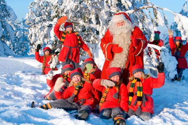 A chegada do Papai Noel à Finlândia é relativamente recente e fortemente ligada a questões mercadológicas. Antigas lendas escandinavas e finlandesas foram pouco a pouco sendo sepultadas por tradições vindas de povos cristianizados do sul, como os holandeses e alemães, e o local virou uma espécie de lar oficial de Santa Claus, como é chamado em alguns idiomas, já no início do século 20. Outros países, como Suécia, Noruega e Canadá também possuem suas próprias casas do Papai Noel A chegada do Papai Noel à Finlândia é relativamente recente e fortemente ligada a questões mercadológicas. Antigas lendas escandinavas e finlandesas foram pouco a pouco sendo sepultadas por tradições vindas de povos cristianizados do sul, como os holandeses e alemães, e o local virou uma espécie de lar oficial de Santa Claus, como é chamado em alguns idiomas, já no início do século 20. Outros países, como Suécia, Noruega e Canadá também possuem suas próprias casas do Papai Noel