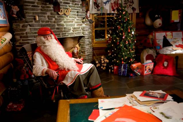 A casa do Papai Noel encontra-se na cidade de Rovaniemi, na Lapônia, norte da Finlândia. A tradição da árvore de Natal teve origem no norte da Europa e muitos creditam sua criação a Martinho Lutero, apesar de haverem poucos dados factuais que atestem essa teoria. Um símbolo cristão não-oficial, aumentaria sua representatividade quando foi eternizada adotada por João Paulo II na Praça de São Pedro A casa do Papai Noel encontra-se na cidade de Rovaniemi, na Lapônia, norte da Finlândia. A tradição da árvore de Natal teve origem no norte da Europa e muitos creditam sua criação a Martinho Lutero, apesar de haverem poucos dados factuais que atestem essa teoria. Um símbolo cristão não-oficial, aumentaria sua representatividade quando foi eternizada adotada por João Paulo II na Praça de São Pedro
