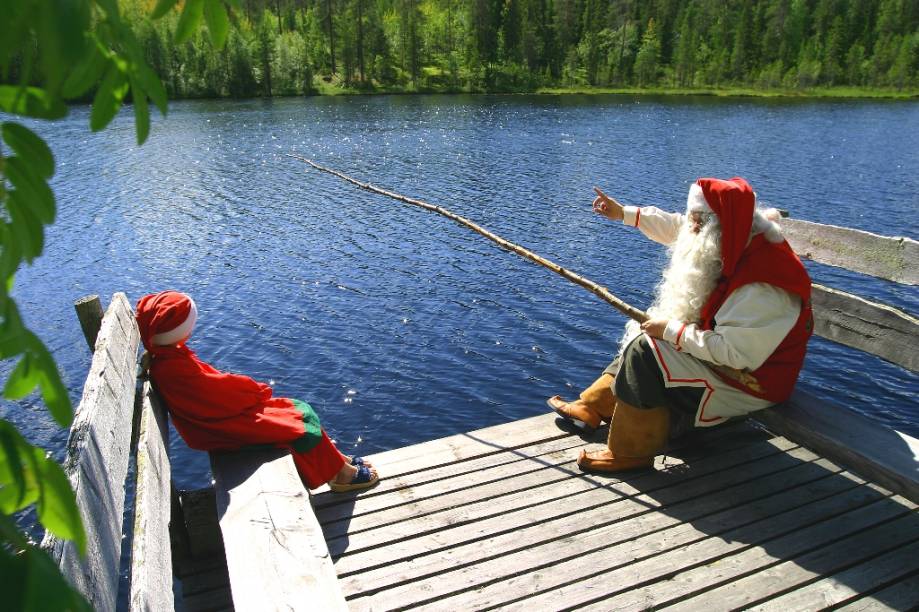 O que o Papai Noel faz no verão europeu? Ele vai pescar em um dos milhares de lagos da Finlândia com seus elfos assistentes. O problema deve ser o baita calor de suas roupas O que o Papai Noel faz no verão europeu? Ele vai pescar em um dos milhares de lagos da Finlândia com seus elfos assistentes. O problema deve ser o baita calor de suas roupas