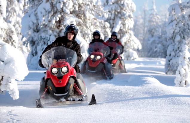 Expedições em snowmobile são uma ótima alternativa de lazer para jovens que não estão muito interessados no Papai Noel. Um misto de moto com jet-ski, é diversão na certa Expedições em snowmobile são uma ótima alternativa de lazer para jovens que não estão muito interessados no Papai Noel. Um misto de moto com jet-ski, é diversão na certa