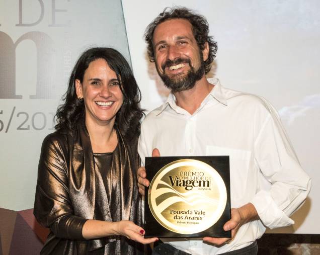 Como último prêmio da noite, o proprietário da Pousada Vale das Araras, Richard Macedo Avolio, recebeu o prêmio de Inovação das mãos da diretora de redação da Viagem e Turismo, Angélica Santa Cruz Como último prêmio da noite, o proprietário da Pousada Vale das Araras, Richard Macedo Avolio, recebeu o prêmio de Inovação das mãos da diretora de redação da Viagem e Turismo, Angélica Santa Cruz