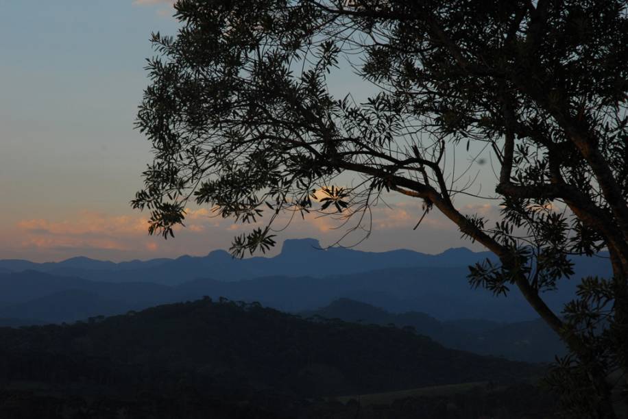 Pedra do Baú, cartão-postal da região, vista a partir de Santo Antônio do Pinhal. O trekking até ela é indicado para quem tem bom preparo físico