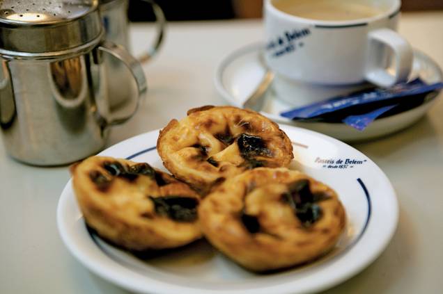 O pastel de nata, com massa folhada e recheio cremoso servido quente, é o doce mais famoso do país. A receita original é segredo da doceira Pastéis de Belém aberta em 1837 O pastel de nata, com massa folhada e recheio cremoso servido quente, é o doce mais famoso do país. A receita original é segredo da doceira Pastéis de Belém aberta em 1837