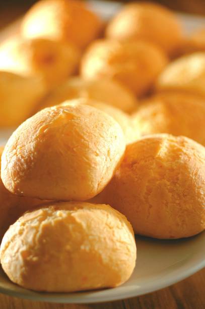 <strong>2. Pão de queijo</strong>A culinária de <a href="https://viajeaqui.abril.com.br/estados/br-minas-gerais" rel="Minas Gerais">Minas Gerais</a> presenteou o país com o pão de queijo, quitute que perfuma o ambiente e cai bem a qualquer hora – especialmente quando sai quentinho do forno