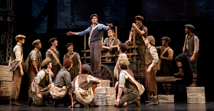 <strong>Newsies</strong><br />A história do filme da Disney de 1992 foi adaptada pela primeira vez para os palcos da Broadway este ano. Jack Kelly é um carismático menino que entrega jornais e sonha com uma vida melhor em Nova York. Ele encoraja seus amigos a fazerem uma greve contra as péssimas condições de trabalho da época (fim do século 19). O show estará em cartaz na Broadway por uma curta temporada, de 15 de março a 10 de junho deste ano. <a href="https://www.newsiesthemusical.com/" rel="www.newsiesthemusical.com" target="_blank"><em>www.newsiesthemusical.com</em></a>