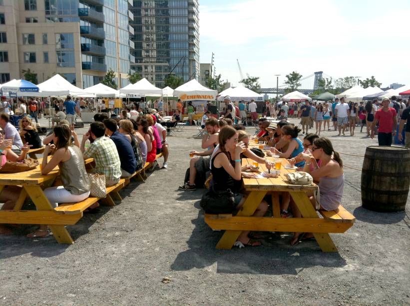 Smorgasburg, a feirinha de comida que acontece aos sábados em Williamsburg e, aos domingos, no Dumbo (não funciona no inverno). Funciona das 11h às 18h e sempre tem sua abertura prevista no último final de semana de março, para marcar o fim do inverno.