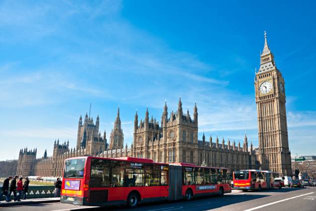 Casas do Parlamento Britãnico, com dois ícones londrinos: o double-deck bus e a torre do relógio Casas do Parlamento Britãnico, com dois ícones londrinos: o double-deck bus e a torre do relógio